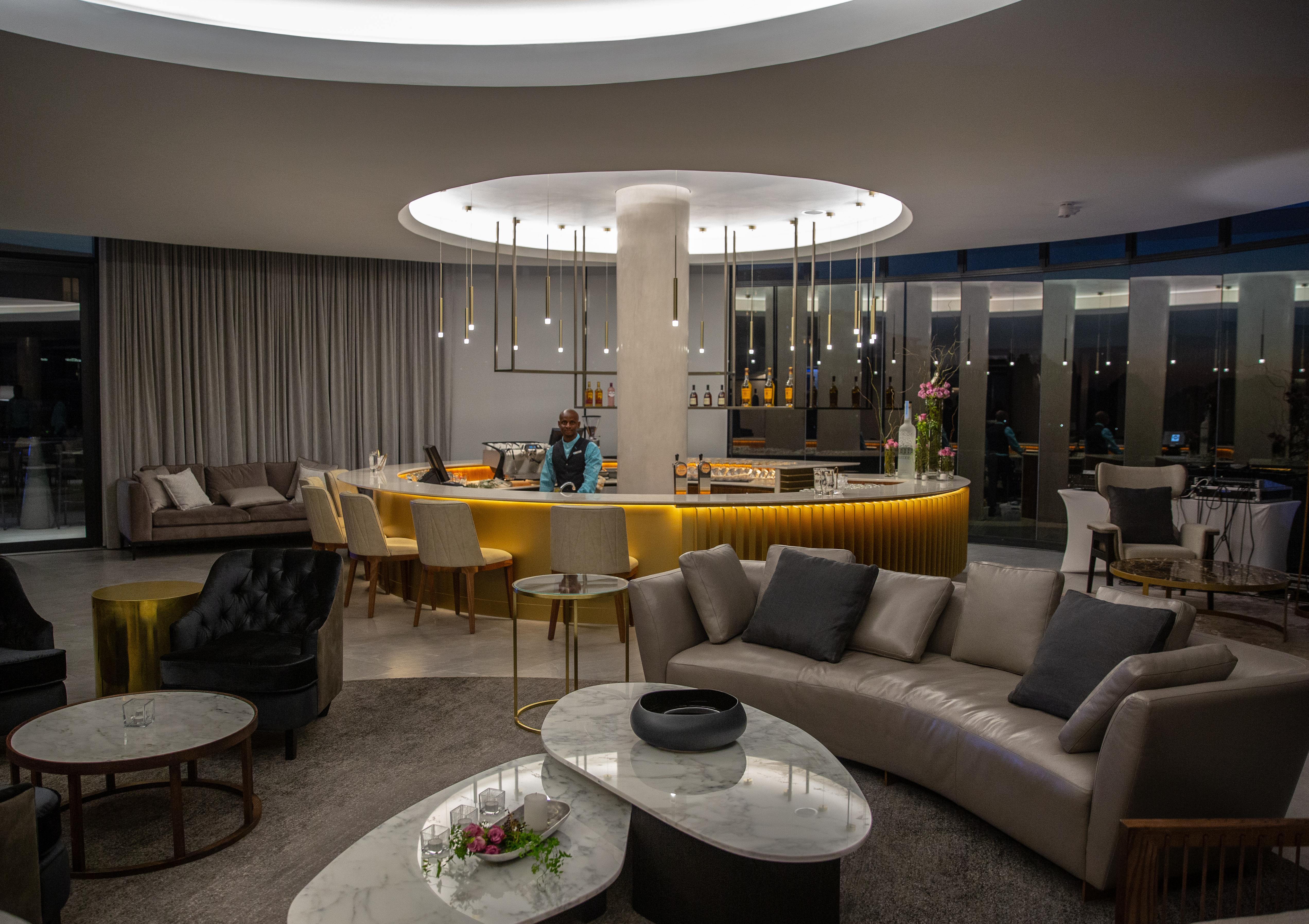 The Houghton Hotel, Spa, Wellness & Golf Johannesburg Ngoại thất bức ảnh The lounge at the airport