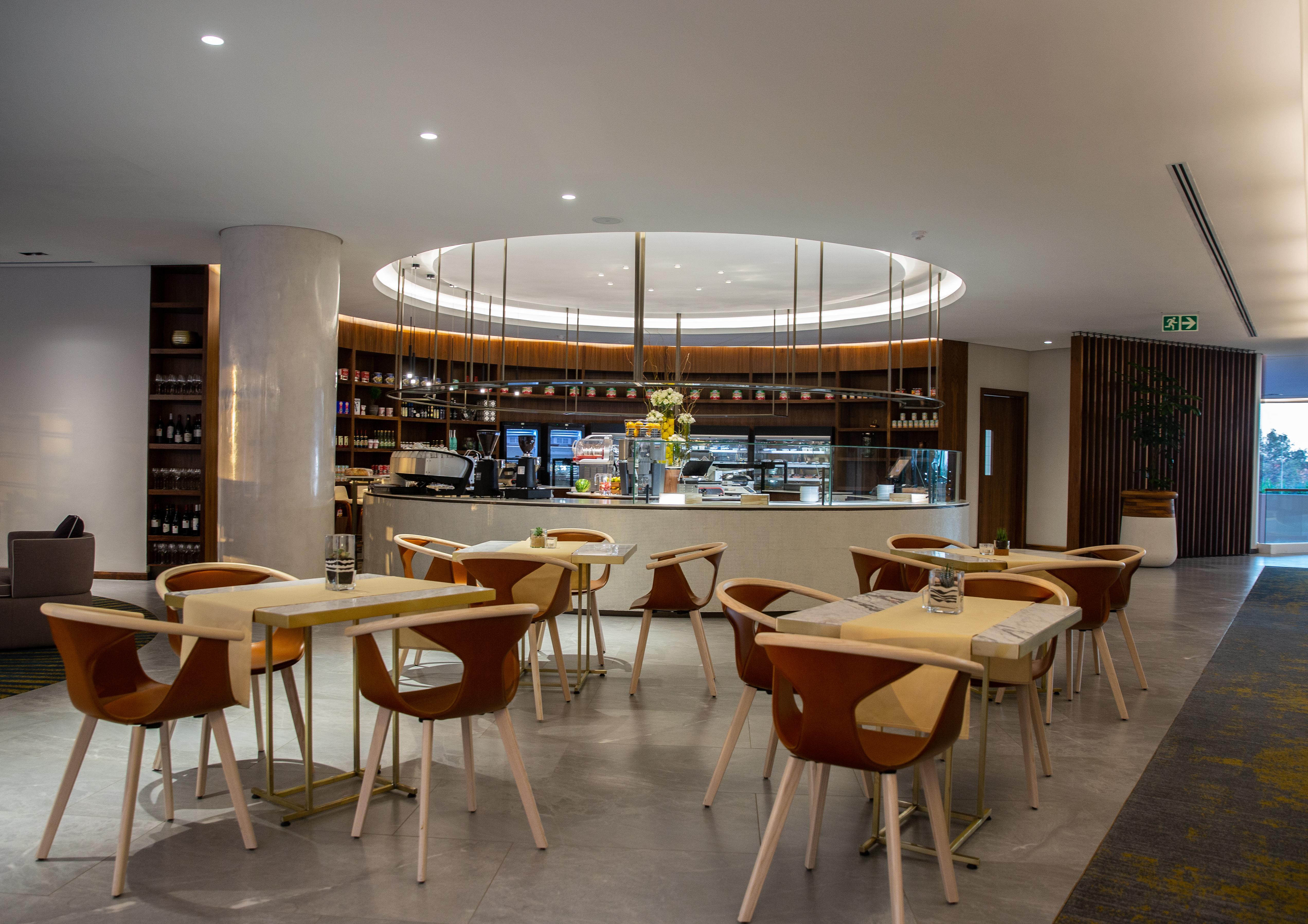 The Houghton Hotel, Spa, Wellness & Golf Johannesburg Ngoại thất bức ảnh The lounge at the airport