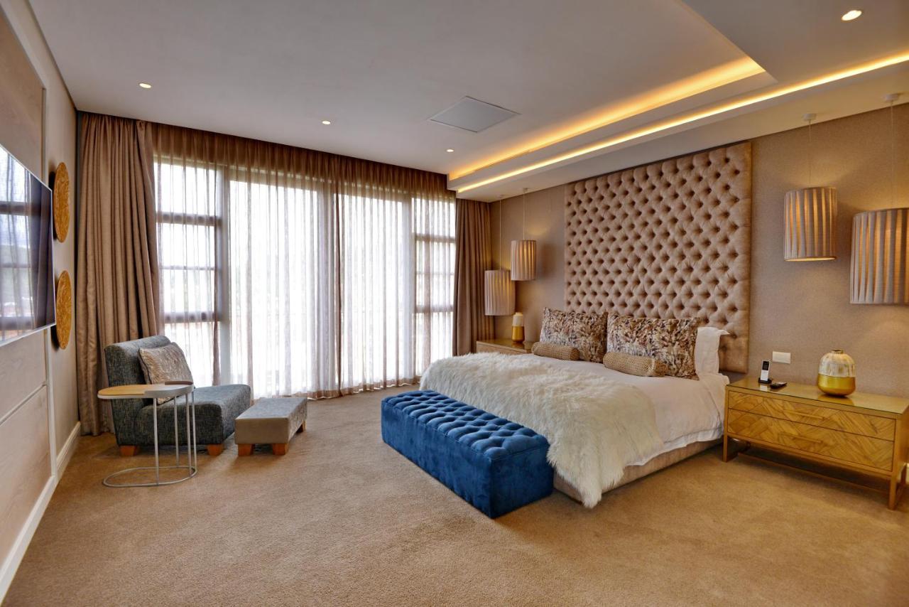 The Houghton Hotel, Spa, Wellness & Golf Johannesburg Ngoại thất bức ảnh A bedroom