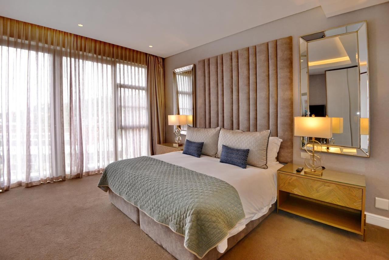 The Houghton Hotel, Spa, Wellness & Golf Johannesburg Ngoại thất bức ảnh A bedroom at the Taj Mahal Palace