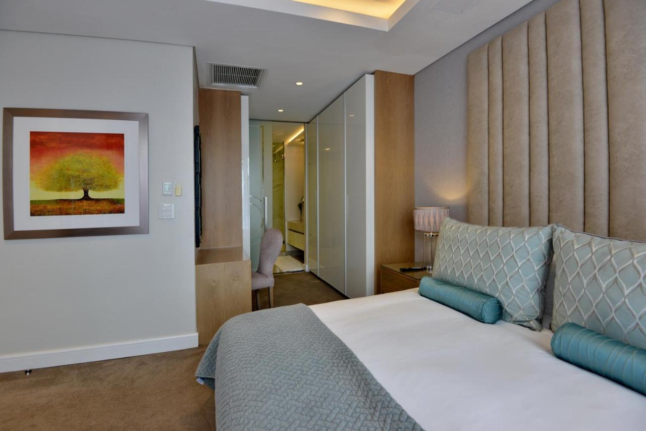 The Houghton Hotel, Spa, Wellness & Golf Johannesburg Ngoại thất bức ảnh A bedroom at the hotel