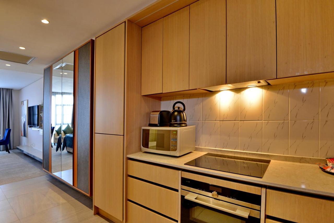 The Houghton Hotel, Spa, Wellness & Golf Johannesburg Ngoại thất bức ảnh A kitchen in a serviced apartment