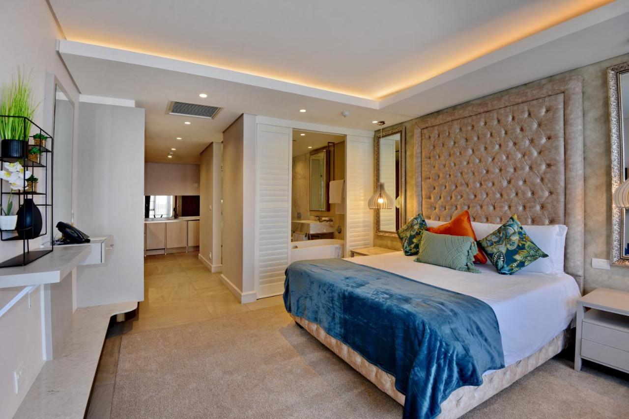 The Houghton Hotel, Spa, Wellness & Golf Johannesburg Ngoại thất bức ảnh A bedroom at the Cape Town Marriott Hotel