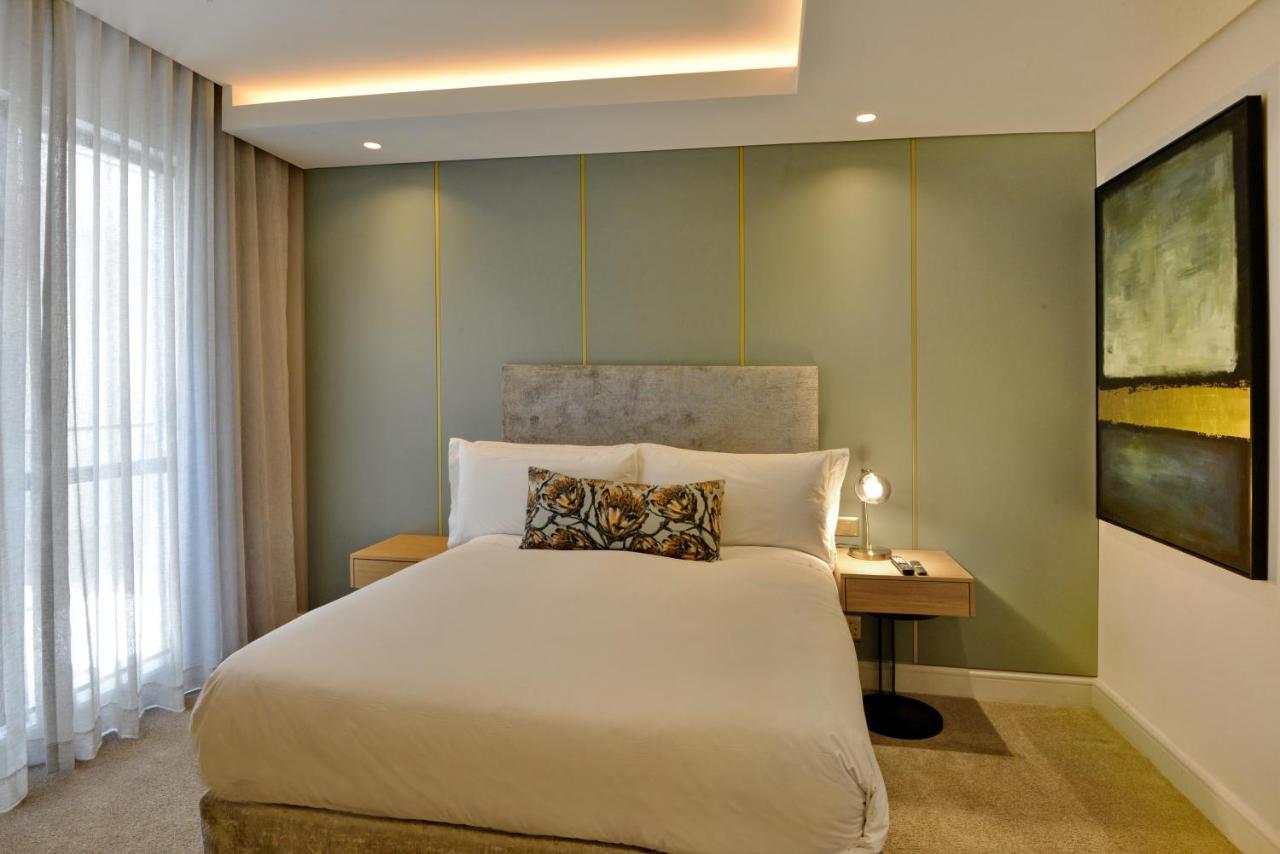 The Houghton Hotel, Spa, Wellness & Golf Johannesburg Ngoại thất bức ảnh A bedroom at the hotel