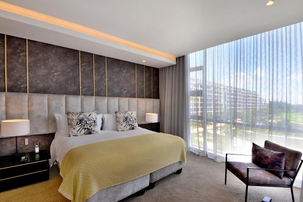 The Houghton Hotel, Spa, Wellness & Golf Johannesburg Ngoại thất bức ảnh A bedroom at the InterContinental Johannesburg