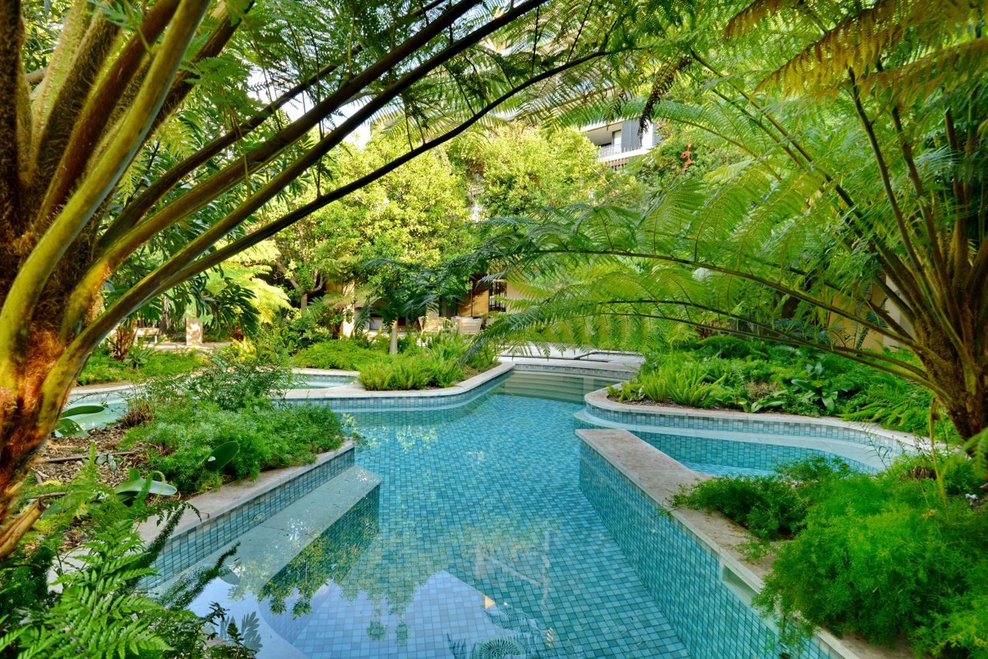 The Houghton Hotel, Spa, Wellness & Golf Johannesburg Ngoại thất bức ảnh The pool at the hotel