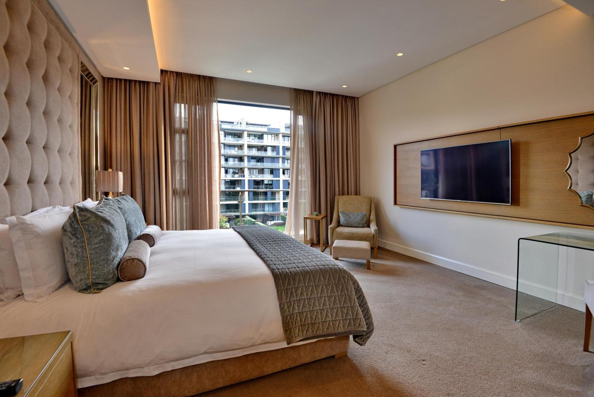 The Houghton Hotel, Spa, Wellness & Golf Johannesburg Phòng bức ảnh A bedroom at the Taj Bengal