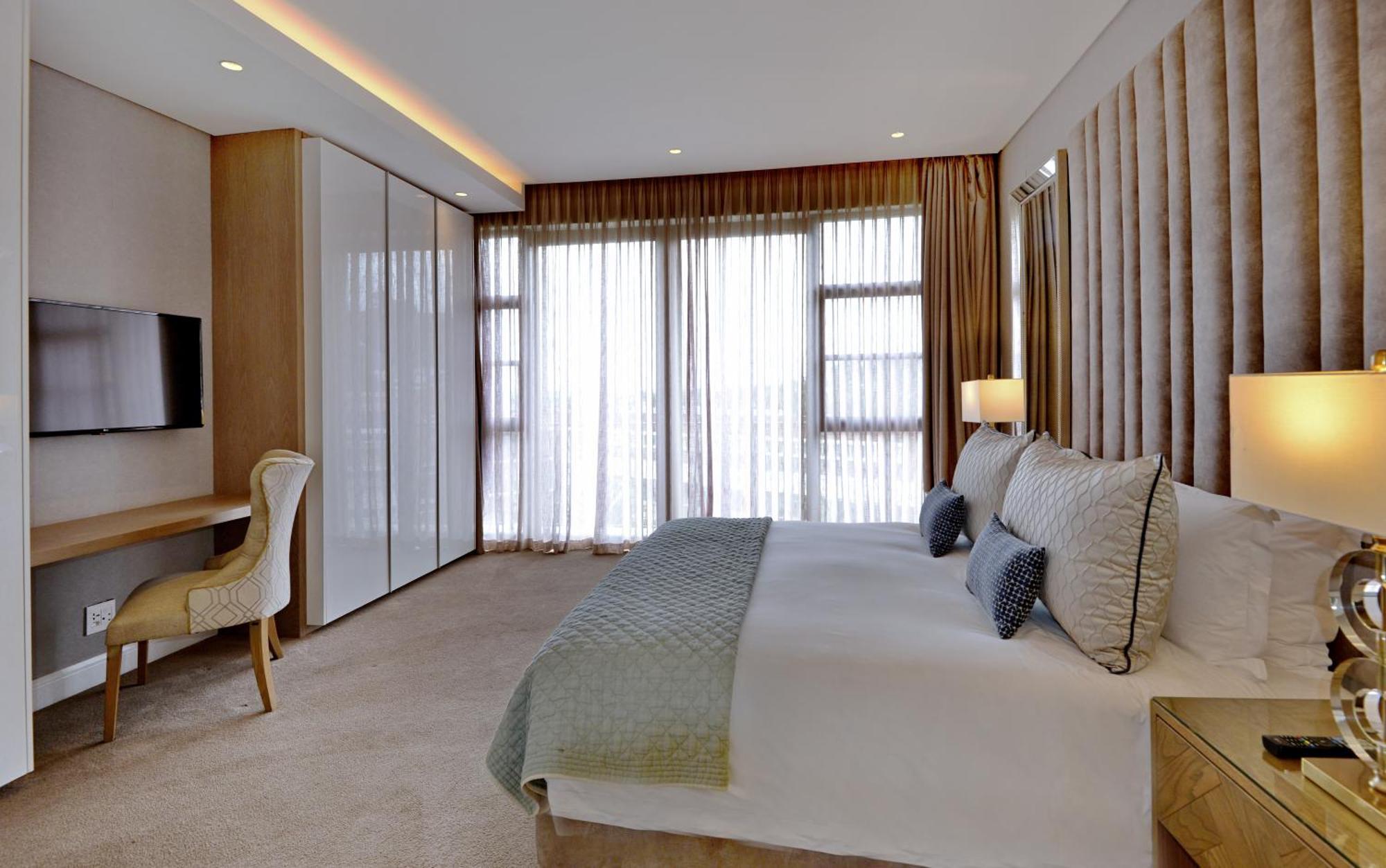 The Houghton Hotel, Spa, Wellness & Golf Johannesburg Ngoại thất bức ảnh A bedroom at the hotel